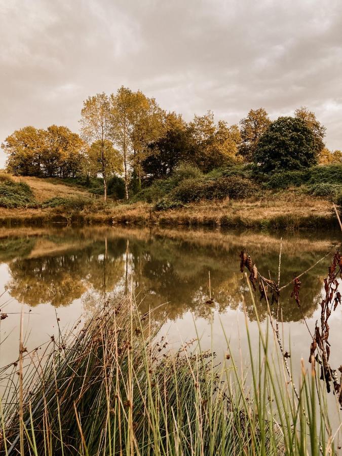 La Ferme Du Pont De Maumy, Cabane Au Bord De L'Etang Et Bain Nordique Busserolles Exteriör bild